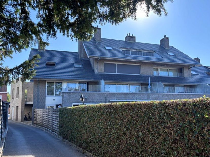 Ruim dakappartement met panoramisch zicht en zonnig terras op de volledige derde verdieping van een kleinschalig appartementsgebouw in het centrum van