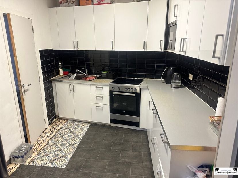 Bienvenue dans cette charmante maison située au coeur d'Anvers. Avec une surface habitable de 100m², cette maison offre tout le confort nécessaire à u