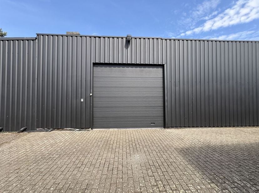 Ruime opslagplaats met een goede bereikbaarheid<br />
Ligging: Ideaal gelegen vlak naast de E313, op een goed zichtbare locatie langs een drukke verke