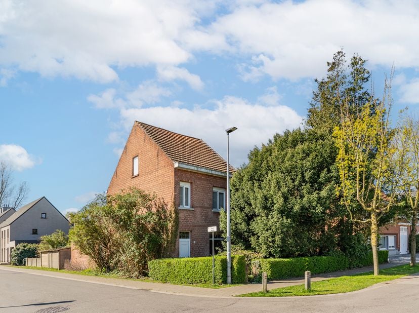 Karaktervolle woning op royaal hoekperceel (708 m²) – Een wereld aan mogelijkheden!<br />
Droomt u van een woning die u volledig naar eigen hand kunt