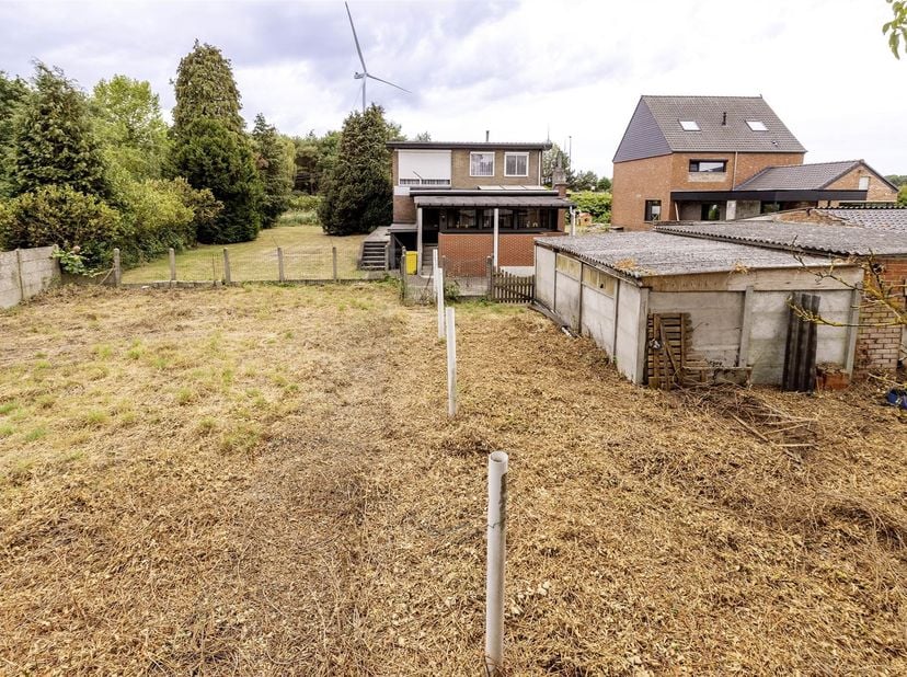 Journée portes ouvertes le samedi 14/03 de 15h30 à 16h30<br />
OB à moderniser sur un terrain de 1.454m²<br />
<br />
Situation : La propriété est