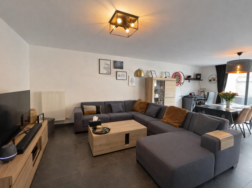 Prachtig energiezuinig gelijkvloers appartement met ruim zonneterras<br />
Bestaande uit:<br />
+ Inkomhal<br />
+ Apart gastentoilet<br />
+ Ruime li