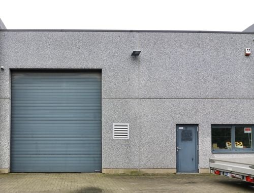                                         Magazijn met bureel te huur in Eeklo, € 1.290
