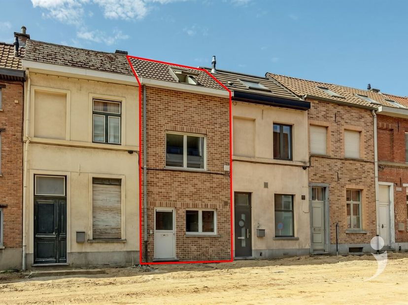 Op een gunstige locatie in het centrum van Leuven bevindt zich deze stadswoning met tal van mogelijkheden. De woning is op te frissen en vormt de idea