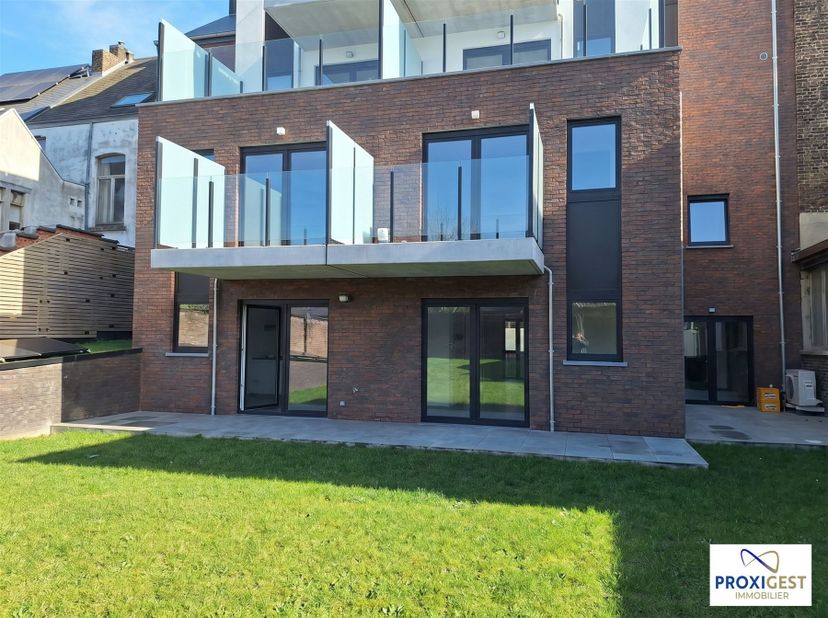 OPTION !!!! NAMUR : très bel appartement 3 chambres état neuf très basse énergie (A+) avec terrasse et accès à un jardin commun. A deux pas du centre