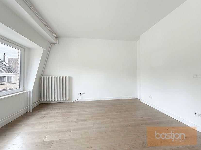 Instapklaar appartement in het centrum van Kortrijk.<br />
Dit volledig vernieuwd appartement is gelegen op het vierde verdiep en omvat: inkom, woonk