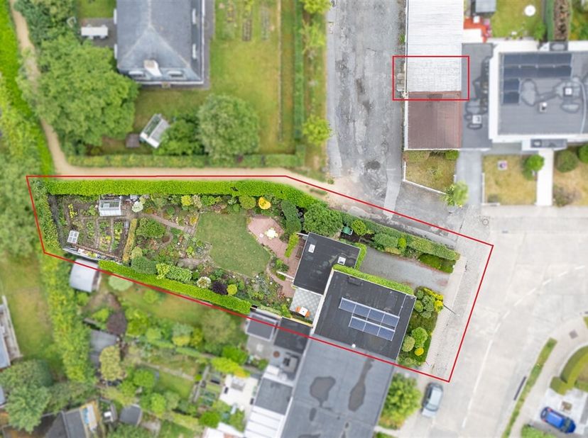 BEZOEKDAG VRIJDAG 26 JUNI 2026, enkel op afspraak.<br />
Deze fantastische gezinswoning met 3 slaapkamers en prachtig verzorgde siertuin (met serre en