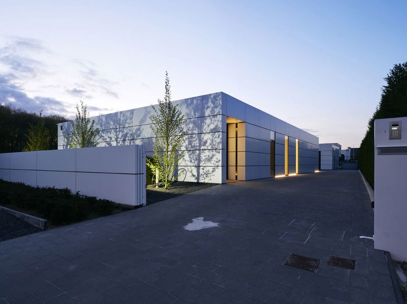 EXCLUSIEVE DESIGNWONING MET TIJDLOZE ARCHITECTUUR EN HIGH-END AFWERKING.<br />
<br />
In Dilsen-Stokkem bevindt zich deze uitzonderlijke designwoning,