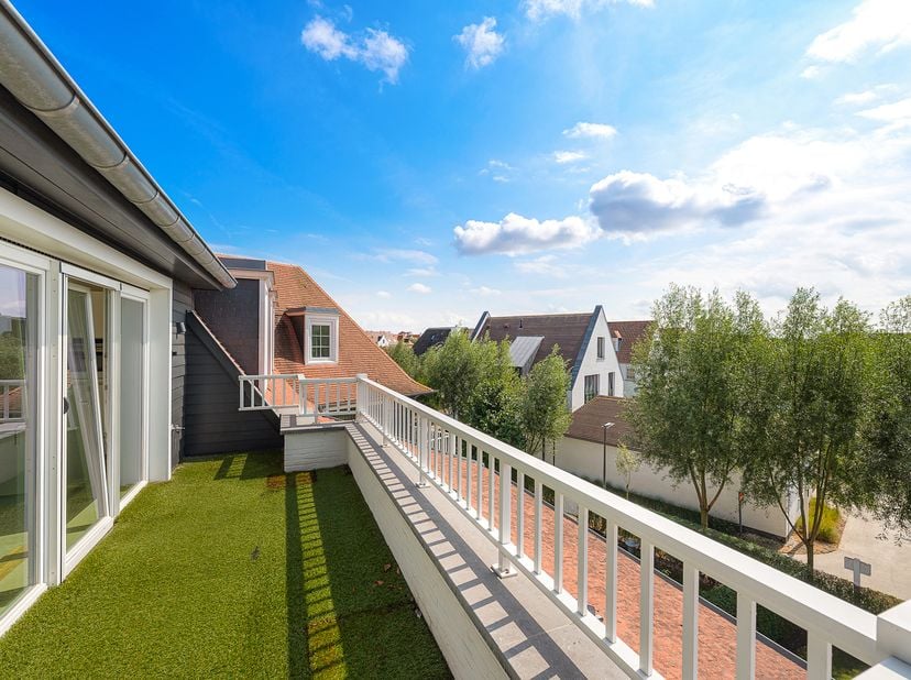 Dans le quartier recherché de Duinenwater, au sein d’une petite résidence de standing, se situe cet appartement récent de 2016, offrant une belle larg