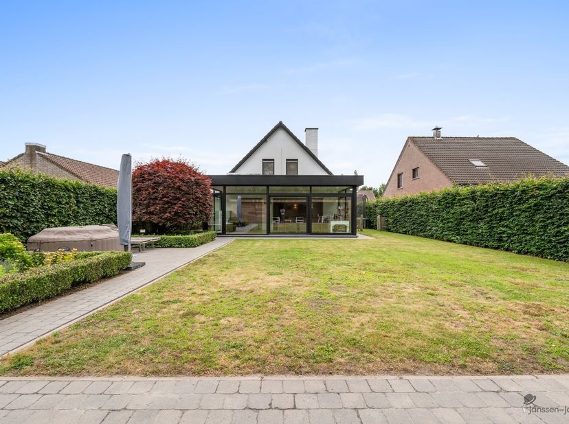 In een gegeerde wijk op wandelafstand van het centrum van Brecht bevindt zich deze vernieuwde woning met stijlvolle en lichtrijke uitbouw.<br />
De w