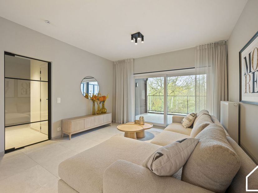 Appartement op de 2de verdieping (90m²) bestaande uit een inkomhal met vestiaire en toilet, een doucheruimte met lavabomeubel, een wasruimte, 2 slaapk