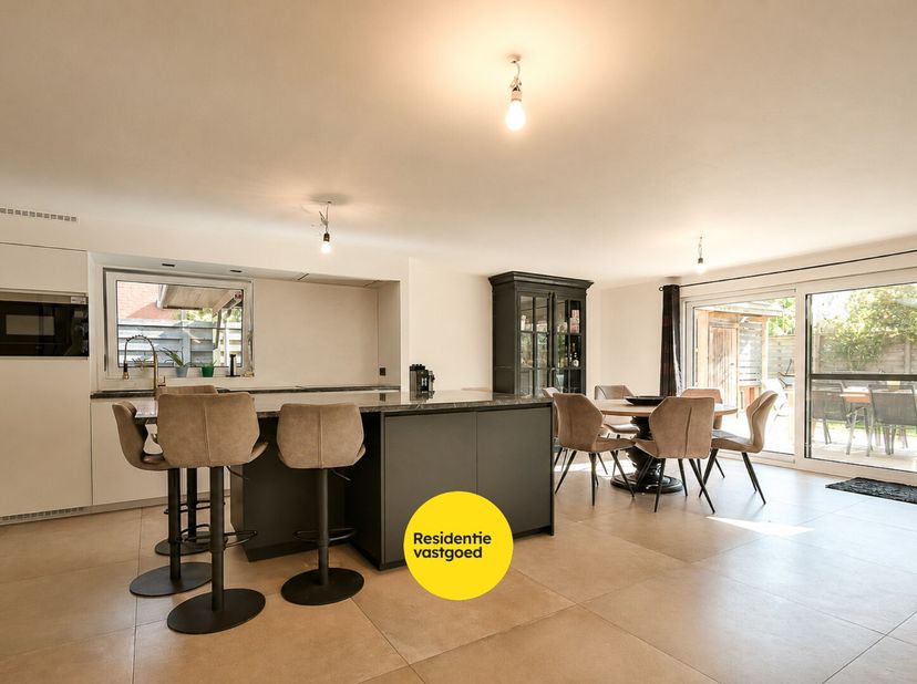 Welkom in de Bremdreef 122, een alleenstaande gerenoveerde woning, idyllisch gelegen in het bosrijke gebied aan het prachtige Bulskampveld in Wingene.