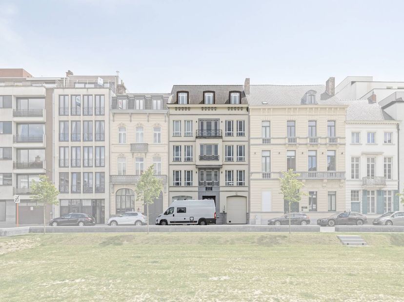 Kantoorruimte van ca. 88 m² te huur in het centrum van Kortrijk. Het kantoor is gelegen in de nabijheid van diverse invalswegen, ondergrondse parkeerg