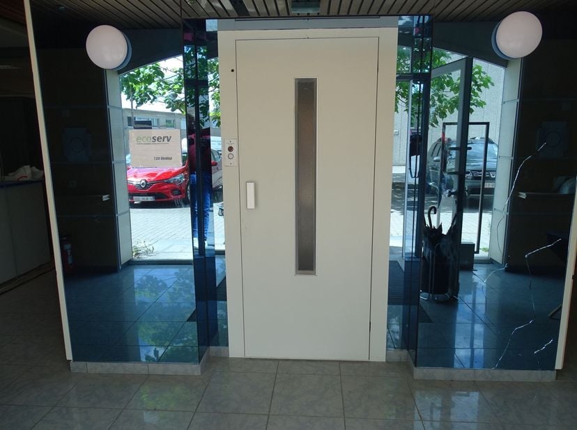 Situation : Ce bureau est situé près du centre de Vilvorde et est facilement accessible par les transports publics et par l'autoroute E19 Anvers-Bruxe