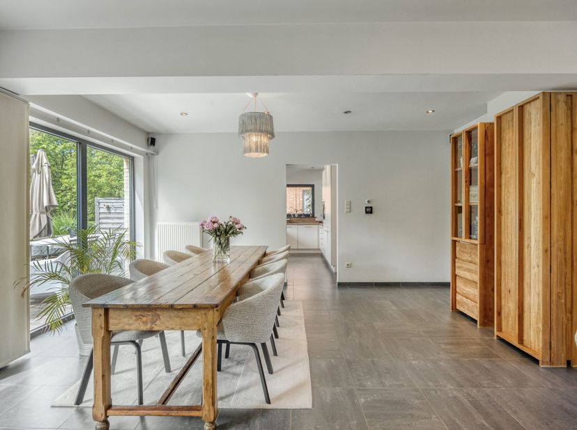 deze mooie, instapklare woning in open bebouwing bevindt zich in Hoksem, een deelgemeente van Hoegaarden. De woning biedt aangename, heldere en open l