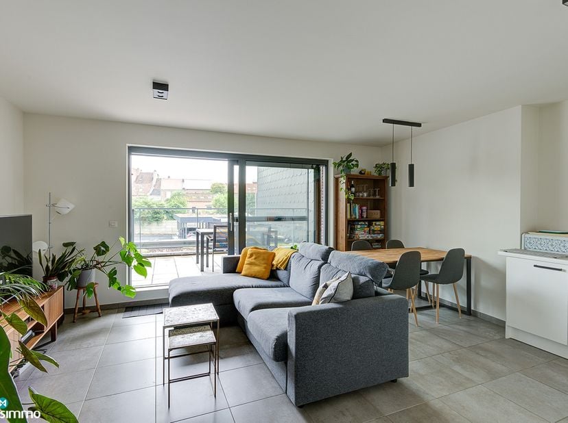 INSTAPKLAAR APPARTEMENT MET ZONNEPANELEN, AUTOSTAANPLAATS EN KELDERBERGING IN DE STADSKERN VAN TONGEREN<br />
<br />
*** Bekijkt U dit appartement via