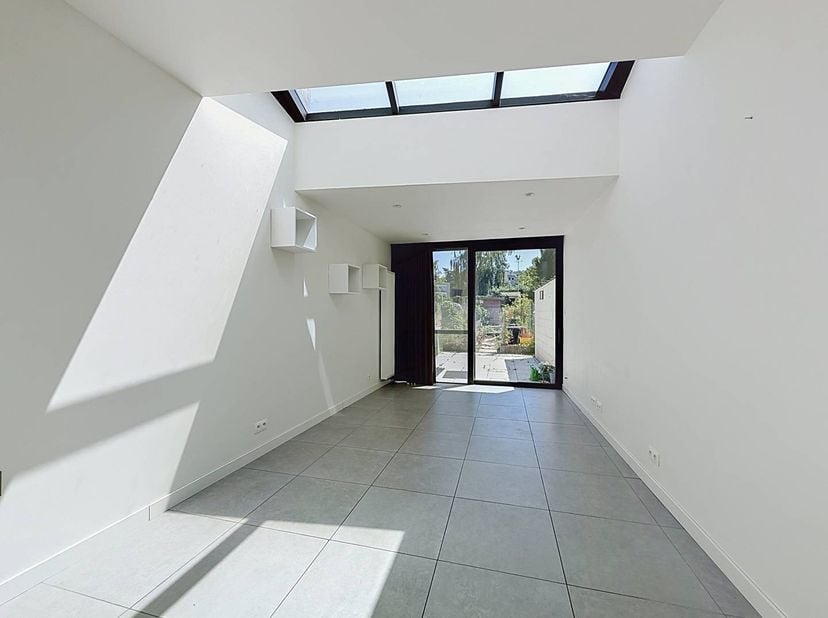 Cette maison spacieuse et rénovée est située dans la Maaltebruggestraat avec trois chambres complètes, un espace bureau et un agréable jardin. <br />