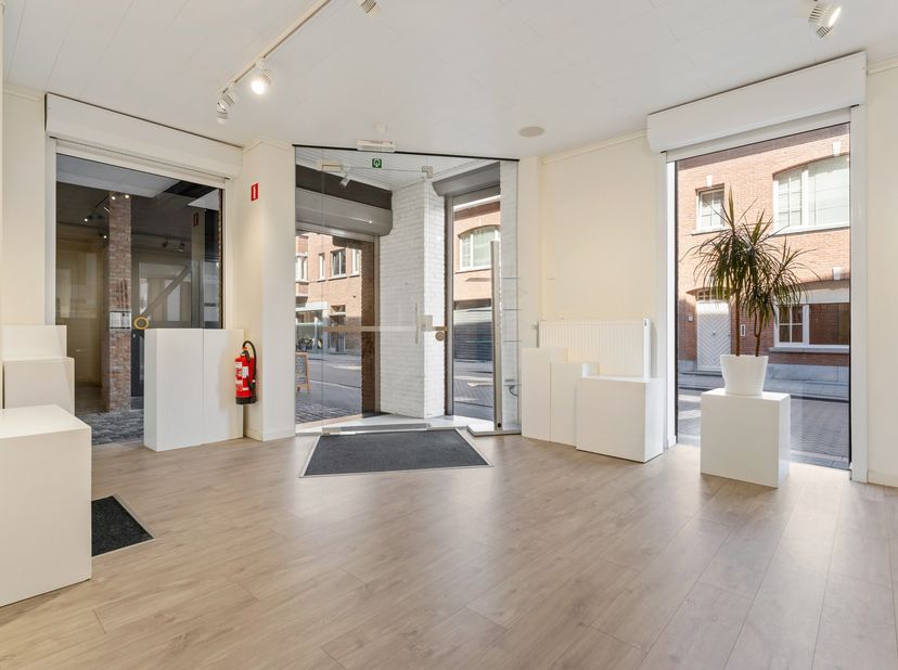 Dit ruime en lichtrijke pand op de gelijkvloerse verdieping van een appartementsgebouw is gelegen op een drukke commerciële locatie in het bruisende h