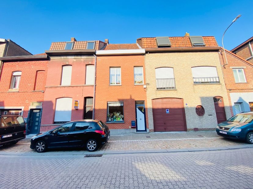 Menen goed onderhouden woning met 2 slaapkamers (4 mogelijk)IndelingVia de inkom kom je binnen in de leefruimte die voorzien is van een eetplaats. Aan