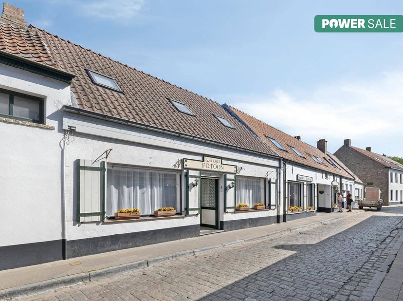Bent u op zoek naar een pand dat wonen en ondernemen naadloos combineert? Dan is dit charmante handelshuis in Lissewege precies wat u zoekt. Gelegen t