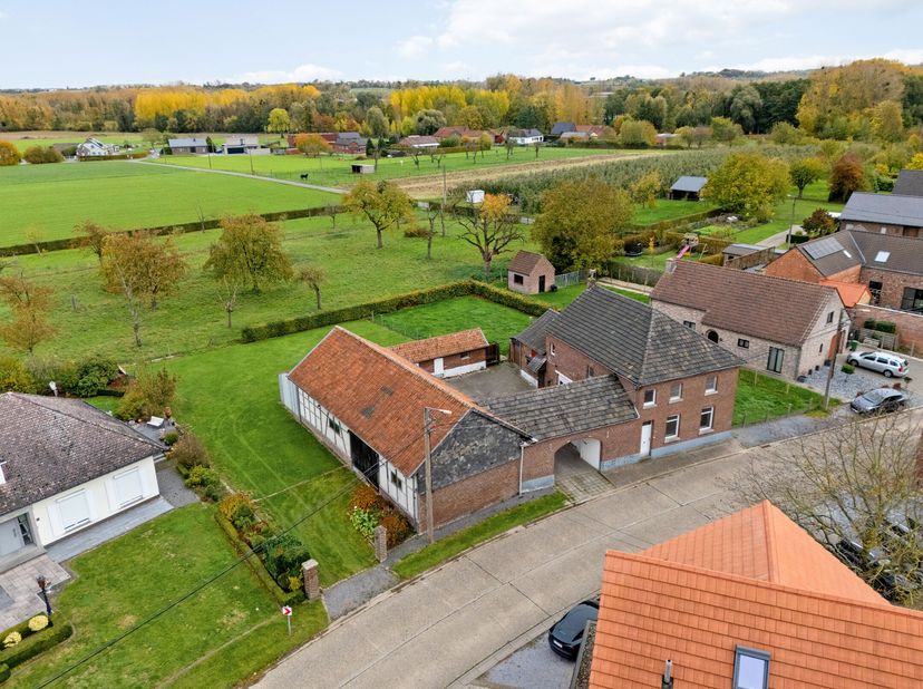 Deze karaktervolle vierkantshoeve, gelegen in het landelijke Vliermaalroot (Hasselt), combineert authentieke charme met een mooie dosis ruimte en pote