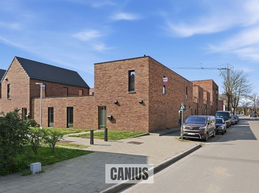 RECENTE WONING MET 3 SLKS NABIJ HET STADSCENTRUM<br />
<br />
Nabij het stadscentrum van Sint-Truiden treffen wij deze recente halfopen bebouwing aa