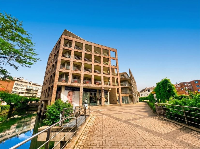 Goed gelegen parkeerplaats (nummer 90) te huur in de parkeergarage aan het Mercatorpad in Leuven. De garage is uitgerust met een automatische poort di