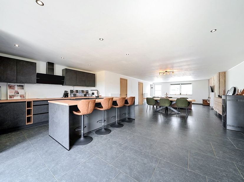 Easyhome Immobilier a le plaisir de vous présenter cette superbe maison 3 façades entièrement rénovée en 2022, idéalement située à Sivry, au cœur d'un