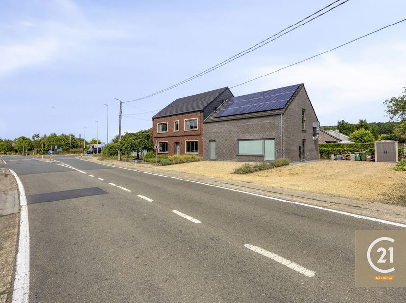 Dit unieke pand vlakbij de Aarschotsesteenweg te Holsbeek/Nieuwrode, biedt een uitstekende kans voor ondernemers die op zoek zijn naar een commercieel