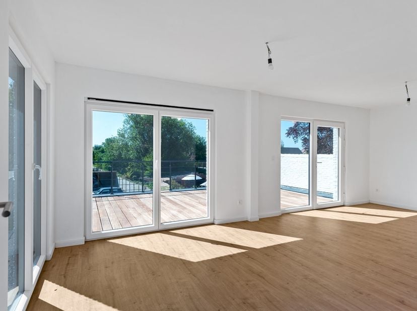 2 slaapkamer appartement in centrum Geel.<br />
 Dit appartement bevindt zich op de 1ste verdieping. Volledig gerenoveerd in 2025 en geniet van vloer