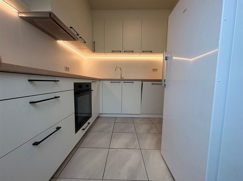 Instapklaar ruim appartement met garage. <br />
Welkom bij dit prachtige appartement te huur in het rustige Baasrode, gelegen op de tweede verdieping