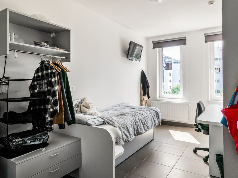 Moderne studentenkamer (18m²) met privé badkamer op toplocatie in hartje Antwerpen<br />
<br />
Ligging:<br />
Deze instapklare studentenkamer bevi