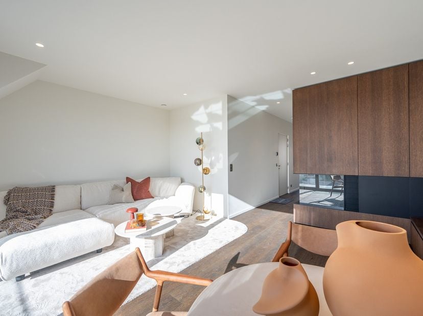Luxueus nieuwbouwappartement in hartje Zoute op de Kustlaan genietend van prachtige open zichten op de villa's. Indeling: Inkom met gastentoilet, vest