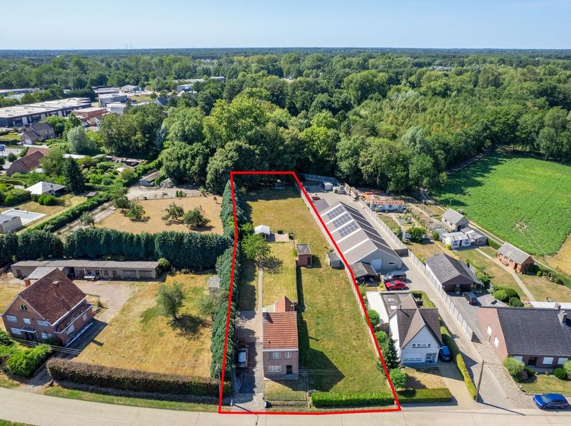 3 slpk woning op 29a 37ca met veel mogelijkheden<br />
<br />
Deze woning gelegen op een mooi groen perceel dateert van 1953 en biedt veel uitbreidi
