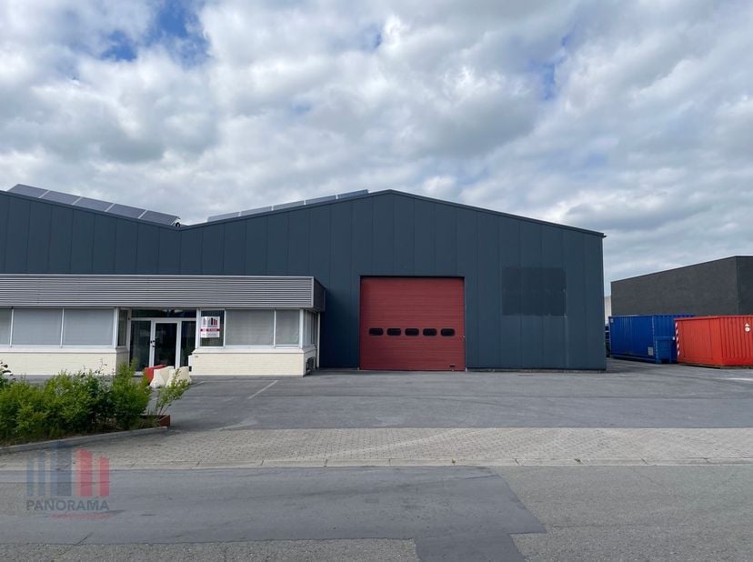 Deze functionele magazijnruime van +/- 800 m² is toegankelijk via een automatische sectionale poort (4,90B x 4,50H) en beschikt over een nieuw geïsole