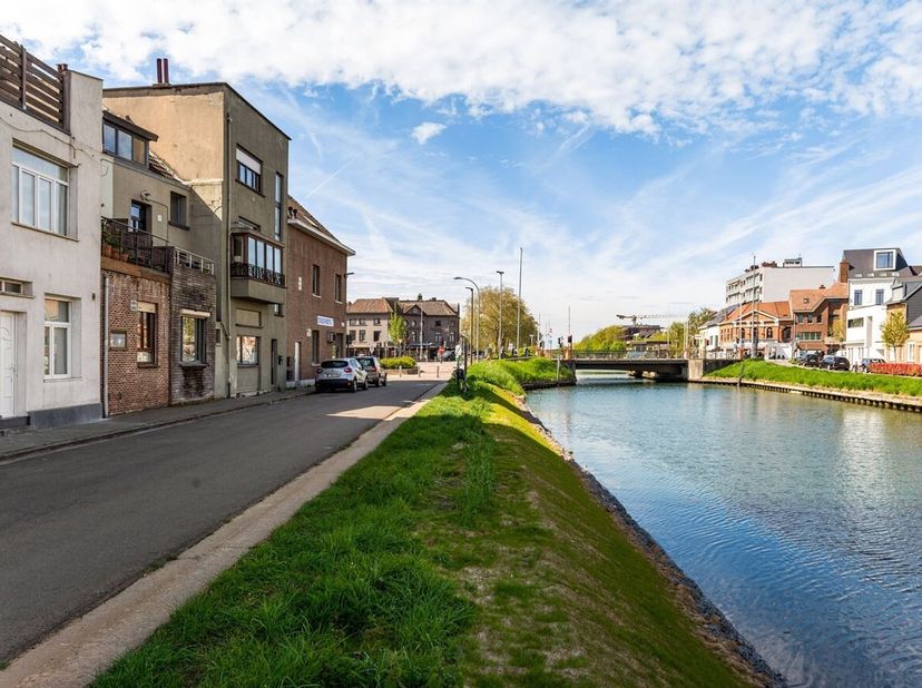 Openhuizendag op zaterdag 13 juni van 11u - 12u<br />
Op zoek naar een charmante, volledig gerenoveerde woning op een toplocatie? Deze instapklare sta