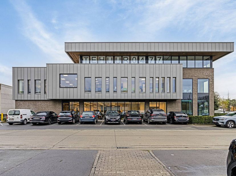 Recent vernieuwd en ruim kantoor (365 m²) te huur in Loppem op goed bereikbare locatie bij oprit E40.<br />
<br />
Indeling:<br />
- Ruim kantoor met