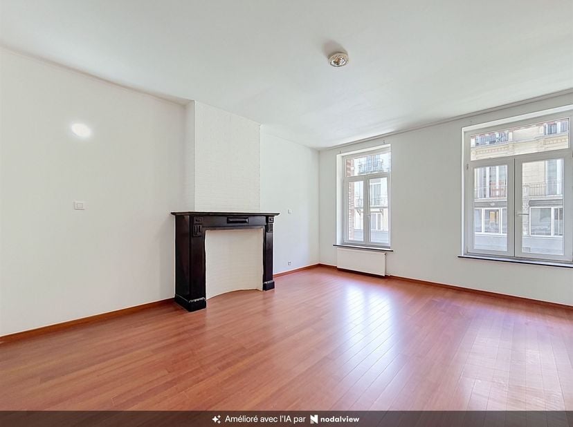 Wijk Dansaert - Appartement met 2 slaapkamers van +/- 65 m², als volgt ingedeeld: lichte woonkamer van +/- 20 m², ingerichte keuken (oven, kookplaten,