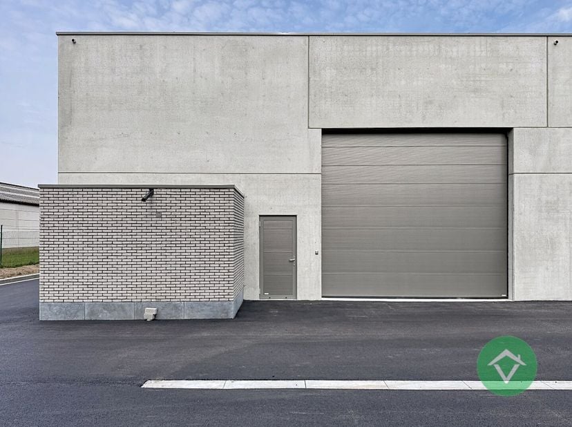 Nieuwe geïsoleerde KMO-unit te Aartrijke met een oppervlakte van 237 m² en 1 private parkeerplaats.<br />
Deze loods met brandklasse C heeft een opper