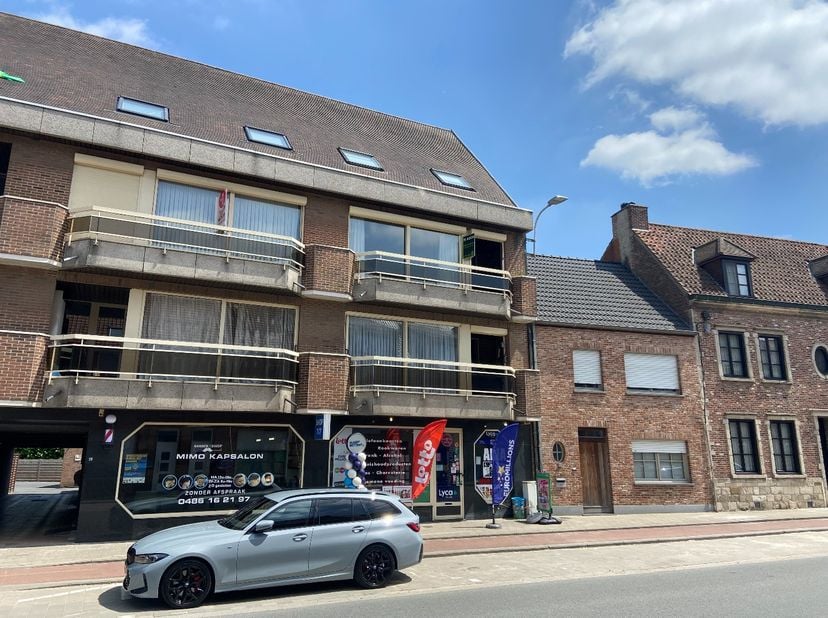 Op de 2de verdieping van de residentie “Belcanto” bevindt zich dit uitzonderlijk goed onderhouden appartement met een bewoonbare oppervlakte van maar
