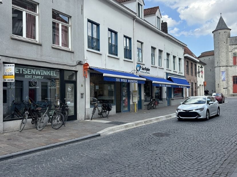 Handelspand te huur op een commerciele ligging in de Langestraat in het centrum van Brugge, vlakbij de Kruispoort en de ring.   **  + Energielabel B!