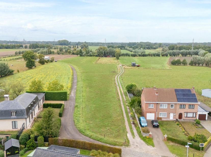 Prachtig perceel bouwgrond van 2820m² voor open bebouwing met aan de achterzijde zicht op agrarisch gebied.<br />
Het perceel bevindt zich links van d