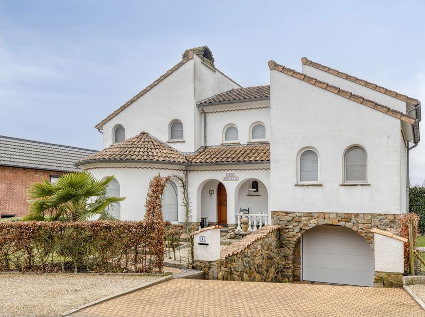 Meteen een afspraak? Contacteer de eigenaar op 0473 48 14 05<br />
Droomt u van zuiderse charme met modern comfort? Deze woning in Spaanse hacienda-st