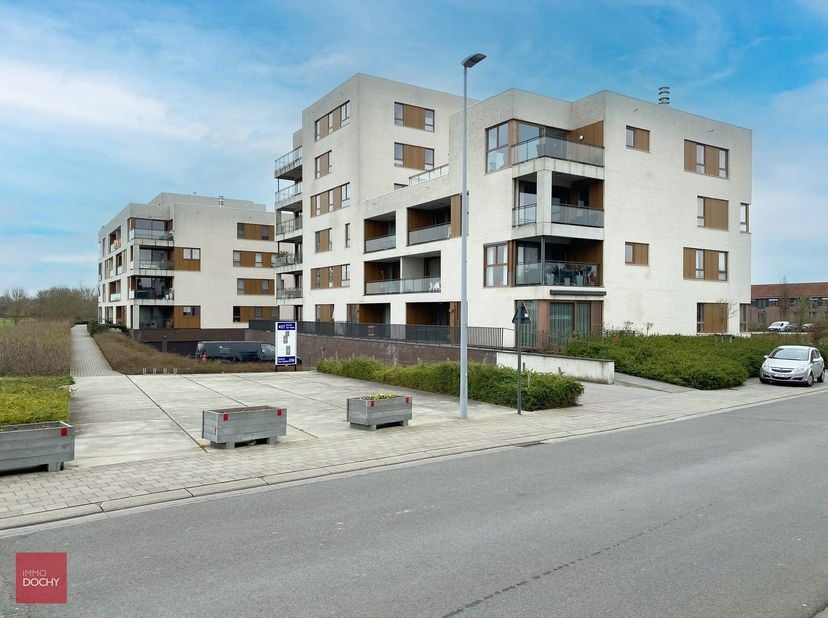Instapklaar appartement met inkomhall, living, ingerichte open keuken, terras met zicht op Leie, 2 slaapkamers, badkamer, ondergrondse kelderberging e