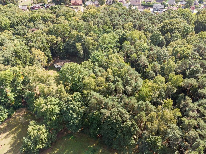 Met een oppervlakte van maar liefst 11376m² geniet je hier van een ongeëvenaarde natuurlijke omgeving. De bestaande gezinswoning is volledig te renove