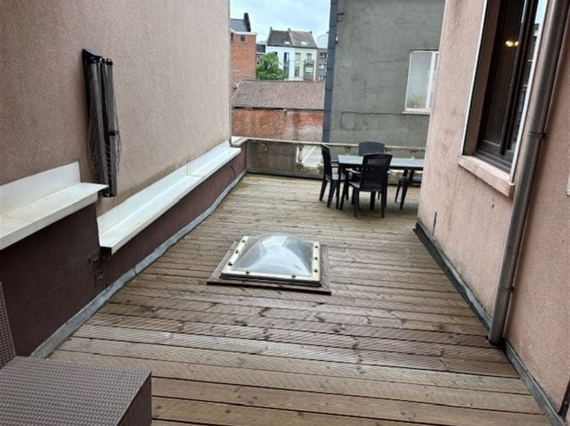 Ruim stads appartement met drie slaapkamers en ruim terras<br />
Ligging: Dit appartement ligt aan de Koning Astridlaan in Hasselt nabij het centrum e