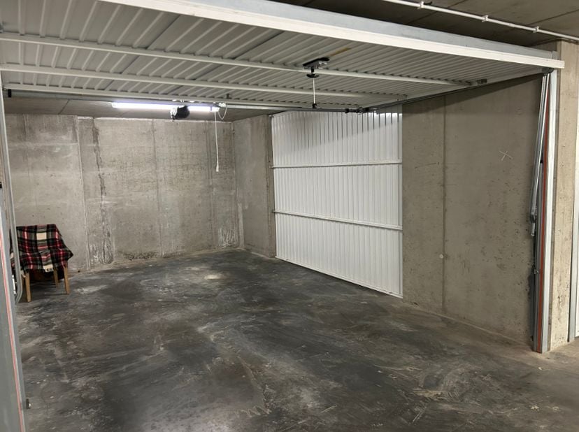 Ben je op zoek naar een garage die nét dat beetje extra biedt?<br />
<br />
Deze uitzonderlijk brede garagebox valt direct op door zijn royale afmetin