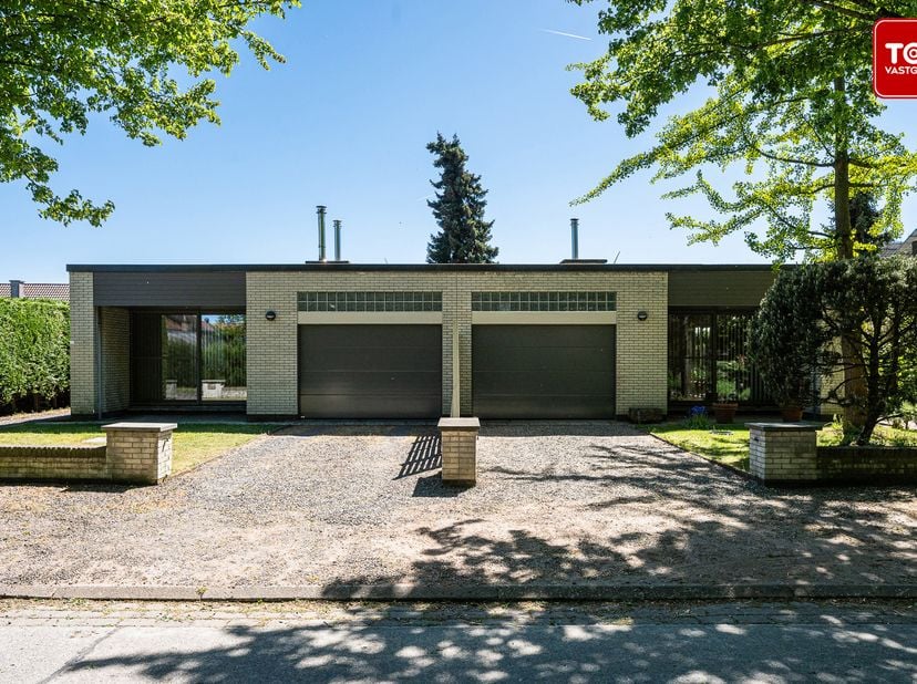 Welkom in deze twee naasteenligende verzorgde en instapklare halfopen bebouwingen in een rustige buurt van Evergem. Deze charmante gelijkvloerse wonin