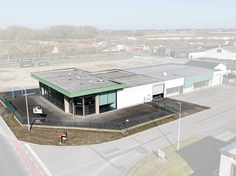 Ruime toonzaal met 3 bureaus, magazijn en sanitaire voorzieningen te huur in Meulebeke.<br />
<br />
Indeling is als volgt:<br />
Vooraan het pand is
