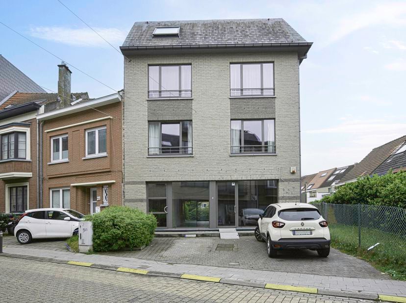 Maxime Real Estate biedt u deze prachtige gelijkvloerse commerciële ruimte aan, ideaal gelegen in het centrum van Stockel! <br />
Deze commerciële rui